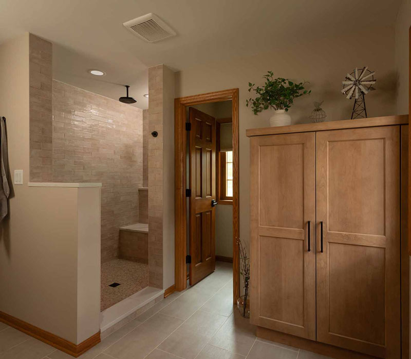 This full kitchen reconfiguration and primary suite remodel reimagines lakeside living with a blend of relaxed comfort and understated indulgence. 